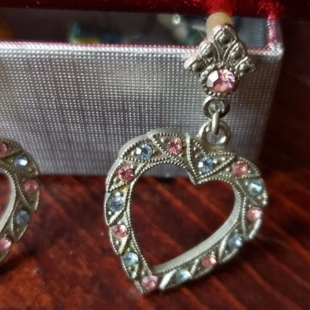 ๐ฉต๐ฉท Vintage Ornate Heart Gemstone Earrings Pink Blue Silver - Picture 4 of 4